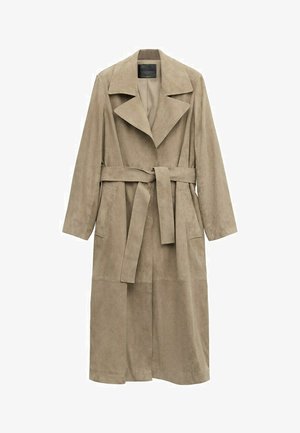 Langer beiger Wildleder-Trenchcoat mit breiten Revers, zwei Fronttaschen und einem dazu passenden Gürtel, der in der Taille gebunden ist, vor weißem Hintergrund dargestellt.