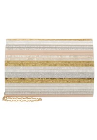 Rektangulär clutchväska med horisontella glittriga guld-, silver- och pärl-liknande ränder, med en kort guldkedjesnodd på en vit bakgrund.