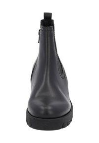 Czarny skórzany botek za kostkę z gładkim wykończeniem, elastycznymi panelami po bokach, pętelką do ściągania i grubą gumową podeszwą zapewniającą przyczepność.