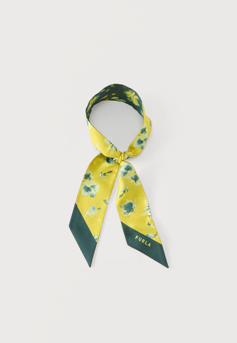 Écharpe en soie jaune et verte à motif floral, avec des pointes vertes et le mot "FURLA" à une extrémité, nouée en un nœud lâche.