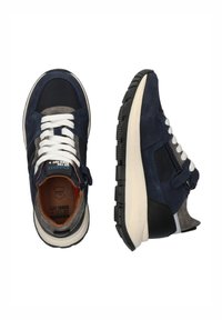 Marineblauwe en grijze sneaker van suède en mesh materialen, met witte veters, een gestructureerde zool en een ritsaccent aan de zijkant.