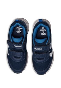 Marinblå sportskor i mesh och syntetiskt läder, med vita detaljer, två kardborreband och vadderad krage för komfort.