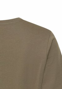 Olivengrøn t-shirt med korte ærmer, lavet af glat bomuld, med rund halsudskæring og uden synlige mønstre eller detaljer.