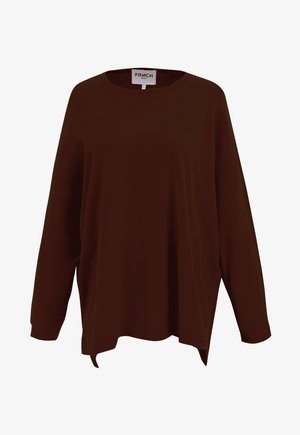 Bruin langemouwen shirt met een ronde halslijn, losse pasvorm, zijsplitten en een merklabel op de hals. Zachte textuur, minimalistisch ontwerp.