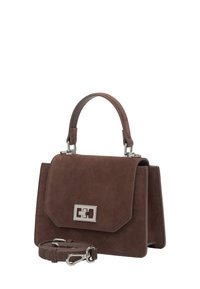Brązowa zamszowa torebka o wyraźnej, strukturalnej formie, z srebrnymi okuciami, zapięciem na klapę oraz odpinanym paskiem na ramię. Teksturowana powierzchnia i czyste linie.