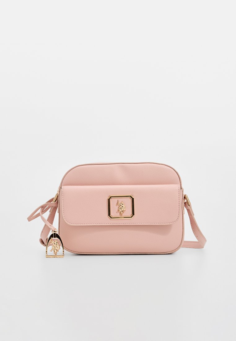 Borsa a tracolla in pelle sintetica rosa con accessori dorati; presenta una patta frontale, dettaglio del logo e tracolla regolabile. Texture liscia, forma rettangolare.