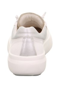 Bílé tenisky s hladkým koženým svrškem, stříbrným akcentem na patě, zaobleným tvarem a texturovanou vnitřní podšívkou.