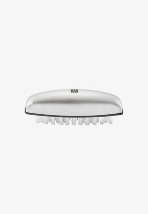 Brosse métallique de nettoyage à main avec des poils blancs et un logo noir en haut au centre du manche.