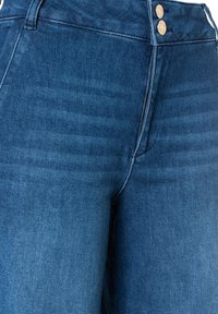 Blauwe denim jeans met hoge taille en een gladde textuur, voorzien van twee koperen knopen en een verborgen rits aan de voorkant.