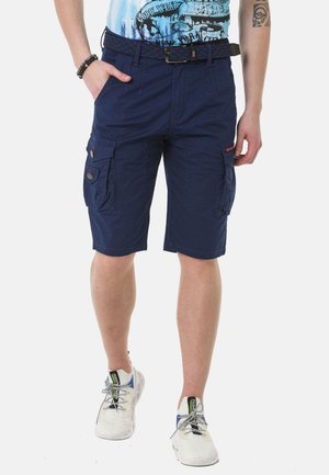 Shorts cargo navy en tissu léger ; dotés de plusieurs poches, de passants de ceinture et d'une coupe droite. Portés avec un t-shirt graphique et des baskets.