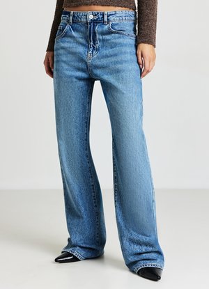 Jeans in denim azzurro con un taglio dritto, caratterizzati da un classico design a cinque tasche e una chiusura con bottone in vita.