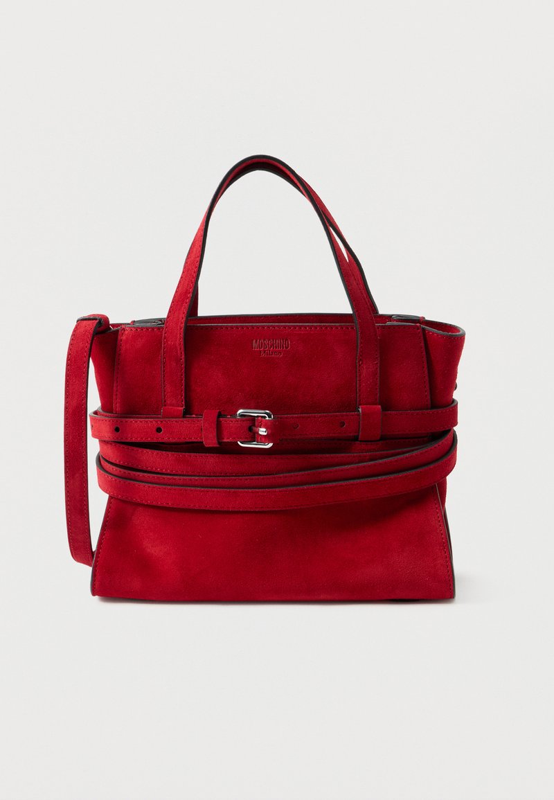 Κόκκινη τσάντα από δέρμα σουέντ με διπλές λαβές, ρυθμιζόμενη ζώνη γύρω από το μέσο και ιμάντα ώμου, με την επωνυμία Moschino Milano.