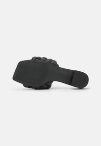 Monki Mulas - black dark
