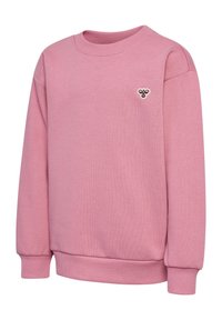 Różowa bluza z okrągłym dekoltem, ściągaczami na mankietach i dole, z małym haftowanym logo na piersi. Gładka tekstura materiału.