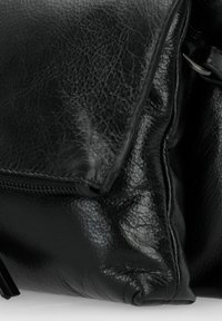 Borsa in pelle nera con una texture increspata, dotata di chiusura con zip e design a pattina, che mette in risalto la morbidezza del materiale.