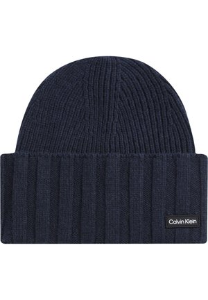 Beanie a maglia realizzato in tessuto blu scuro con texture a coste, dotato di risvolto e di una piccola etichetta nera con il logo Calvin Klein.