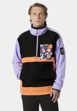 Fleece pullover in lila, zwart en oranje. Heeft een camouflagezak, een ritskraag en een logo patch op de mouw. Zachte textuur.
