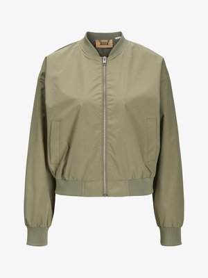 Olīvu zaļš bomberis ar priekšējo rāvējslēdzēju, elastīgām piedurknēm un īsu dizainu. Izgatavots no gludas, vieglas materiāla ar sānu kabatām.