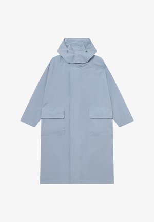 Manteau imperméable bleu clair avec un col haut, une coupe oversize, deux poches avant et un design sans couture.