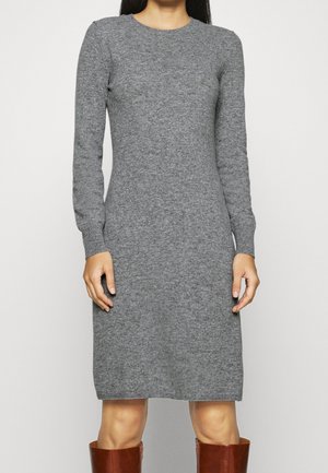Grijze gebreide jurk met lange mouwen en een ronde halslijn. De stof heeft een zachte textuur en valt net boven de knieën.