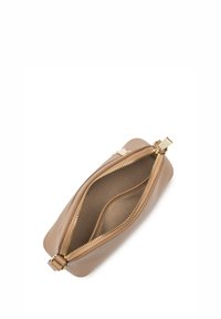 Pochette in pelle marrone con cerniere dorate, forma rettangolare, texture liscia, due scomparti e design minimalista.