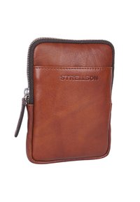 Portafoglio in pelle marrone con chiusura a zip, logo stampato sul davanti, texture liscia e forma rettangolare slim.