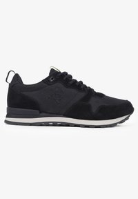 Zwarte sneakers waarin suède en canvas zijn gecombineerd, met een schedel logo, ronde veters en een contrasterende grijze loopzool.