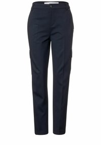 Pantalons ajustés bleu marine avec une coupe droite, fabriqués en tissu lisse. Comprend des poches cargo latérales et une fermeture à bouton à la taille.