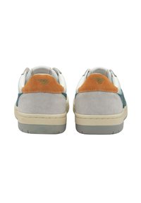 Sneakers bianchi in pelle con accenti in suede grigia, linguetta arancione sul tallone e dettagli verdi. Presentano una suola in gomma testurizzata e un design minimalista.