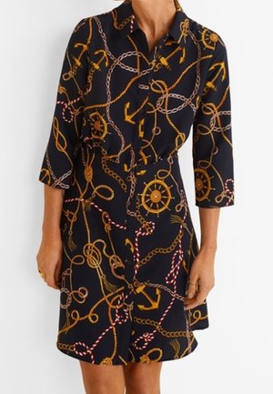 Marineblaues Hemdkleid mit goldenen und roten maritimen Ketten- und Ankerdesigns, Knopfverschluss und drei Viertel-Ärmeln; leichtes Material.