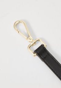 Schwarzes Lederband mit einem goldfarbenen Metallverschluss. Flaches Design, glatte Textur, mit sichtbaren Nähten und einem eckigen Anbindungspunkt.