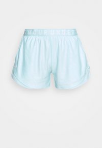 Vaaleansininen urheilushortsit, jotka on valmistettu pehmeästä, kevyestä kankaasta. Niissä on joustava vyötärönauha, jossa lukee "UNDER ARMOUR" ja sivutaskut.