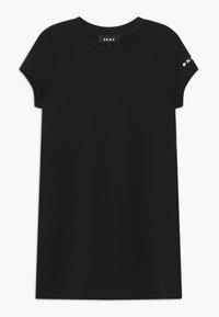 Černé tričko s krátkým rukávem vyrobené z měkké bavlny. Má kulatý výstřih a malé bílé logo na levém rukávu. Standardní střih.