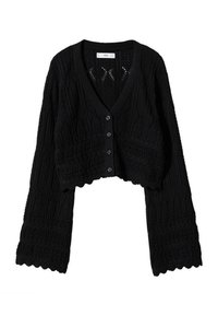 Zwarte cropped cardigan met een V-hals, een textuurgebreid patroon, grote wijde mouwen en vijf knopen aan de voorkant.