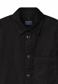 Schwarzes Cordhemd mit button-down Kragen, Brusttasche und vertikaler Rippstruktur. Verfügt über dunkle Knöpfe und ein Etikett mit der Aufschrift "OLYMP".