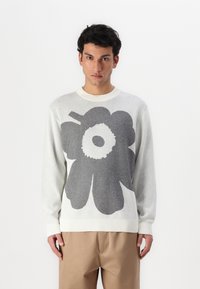Hellgrauer Pullover mit einem großen dunkelgrauen Blumendesign. Verfügt über gerippte Bündchen und Saum. Hergestellt aus einem weichen, strukturierten Strickstoff.