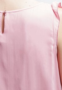 Rosa ärmelloses Top aus glattem Stoff, mit einem Schlüsselloch-Rücken und einem Knopfverschluss sowie Rüschenkanten an den Schultern.