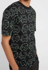 McQ Alexander McQueen Triko s potiskem - black