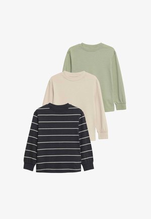 Drie lange mouwen tops: één in donker marineblauw met witte strepen, één lichtbeige en één lichtgroen. Zachte katoenstof, ronde hals en elastische manchetten.
