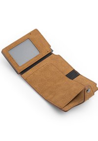 Brun läderplånbok med en texturerad yta, som har en genomskinlig ID-ficka, flera kortfack och en tryckknappsstängning. Kompakt och funktionell design.