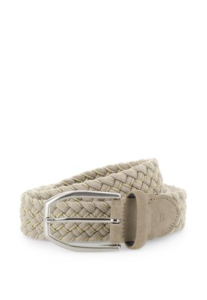 Ceinture en tissu beige tissé avec boucle en métal argenté et extrémité en cuir suédé, enroulée sur fond blanc.