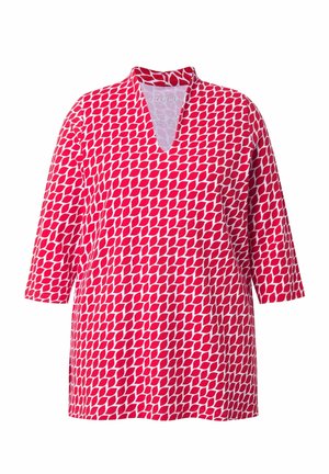 Punavalkoinen tunika, jossa V-kaula-aukko ja kolmivartiset hihat; koristeltu toistuvalla geometrisella lehväkuviolla.