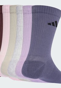Syv par sokker i ribbet stof, med farverne: bordeaux, pink, beige, grå, lys lilla, mørk lilla og sort Adidas-logo.