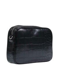 Bolso de cuero negro con patrón de cocodrilo, de forma rectangular, esquinas redondeadas, cierre superior con cremallera y acentos de hardware en plata.