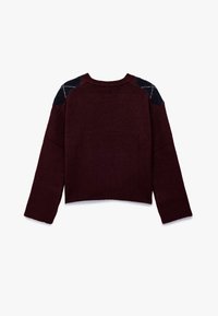 Maglione a maniche lunghe color bordeaux scuro in maglia con un motivo a rombi blu navy e bianco sulle toppe delle spalle, polsini e orlo a coste.