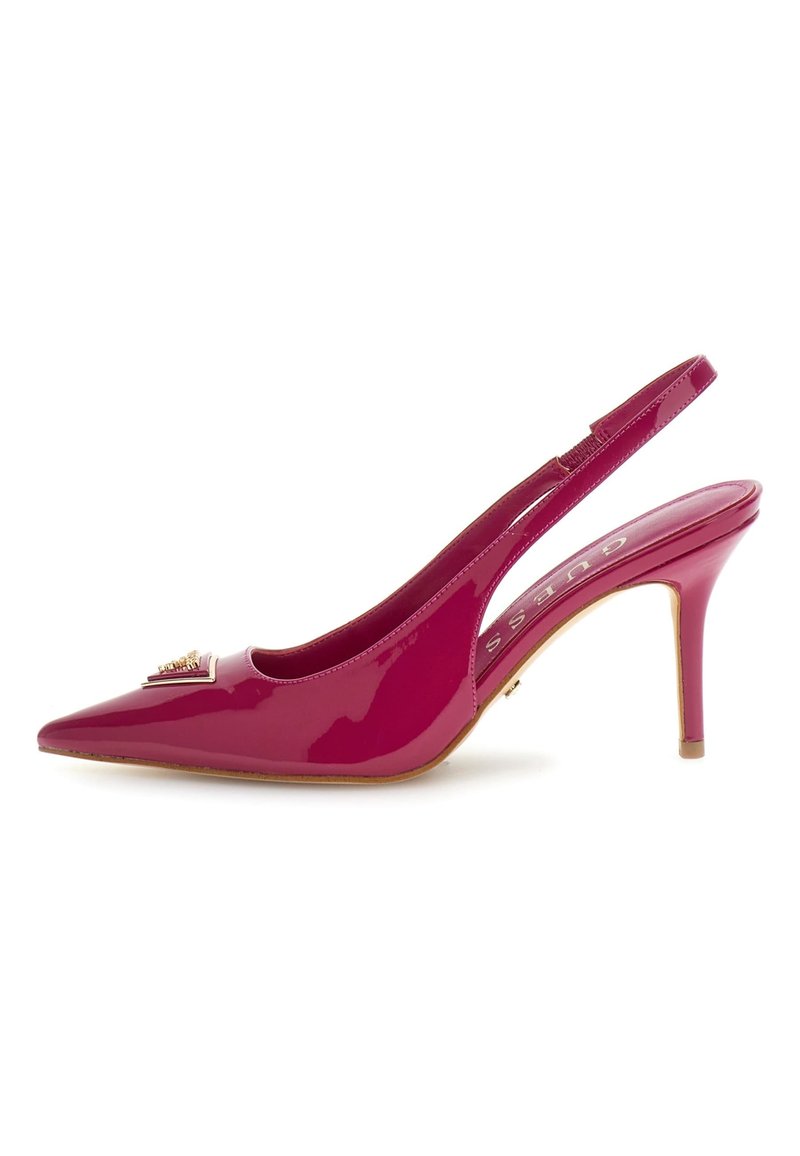Zapato de tacón tipo slingback de charol fucsia con punta afilada, detalle de hardware en tono dorado y un tacón alto delgado. Textura suave y brillante.