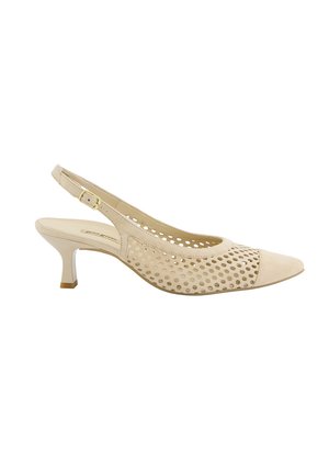 Beige slingback pump met geperforeerde zijkanten, spitse neus, verstelbare gespsluiting en blokhak van middelhoogte.