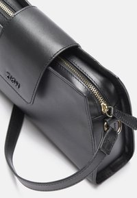 Zwarte leren clutch met een gladde textuur, gouden rits en een afneembare schouderband. Voorzien van een flapclosure en een reliëf logo.