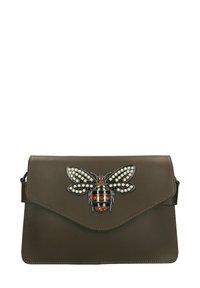 Borsa a tracolla in pelle marrone con un distintivo ornamento a forma di ape metallica decorata con perle e dettagli rossi. Chiusura a patta con un design elegante.