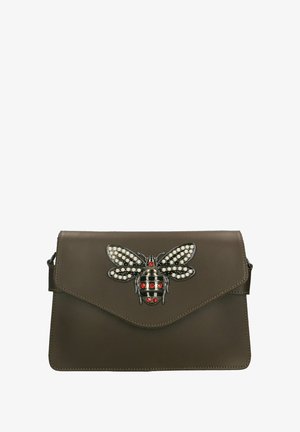 Bruine leren handtas met een opvallende metalen bijembellishing versierd met parels en rode accenten. Flap sluiting met een slank design.